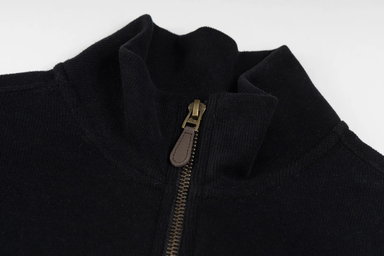 P230 #R97 Ralph lauren twelve-color embroidered pony logo half-zip high-neck long-sleeved knitted sweatshirt. The same style for men and women. The new half-zip sweatshirt for couples to wear in autumn is here! This kind of sweatshirt is really popular this year, even more popular than the hooded sweatshirt. Open the zipper and it can be used as a large lapel, which makes it more fashionable. The color of the classic design of the little war horse on the chest is matched with the embroidery. The simple zipper design echoes the brand logo, so you don’t need to match too much. The sweater version is loose enough! The fabric is custom-woven and dyed 100 cotton. 320g high gram weight 100% cotton knitted cotton with a certain thickness. The fabric is soft and comfortable, and the three-dimensional fabric is full of texture. The stitching is three needles and five threads, which is beautiful and strong. The pattern is also good. Although it is loose, it does not look bulky! - It is not a popular color scheme on the street. The color is pure and highly recommended. The upper body has a particularly high rate of turning heads. Loose style. Big drop shoulder OS style. Same style for men and women. Couple wear. Versatile and practical! Color: Gray, navy, khaki, green label, oatmeal brown label, apricot, black, army green, burgundy, pink, dark gray, light blue, white. Size: S M L XL Length: 70/72/74/76 Bust: 53.5/55.5/57.5/58.5 Shoulder width: 44/45/46/47 Sleeve length: 61/62/63/64